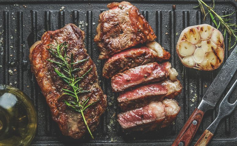 Fotografía de un trozo de carne preparado.