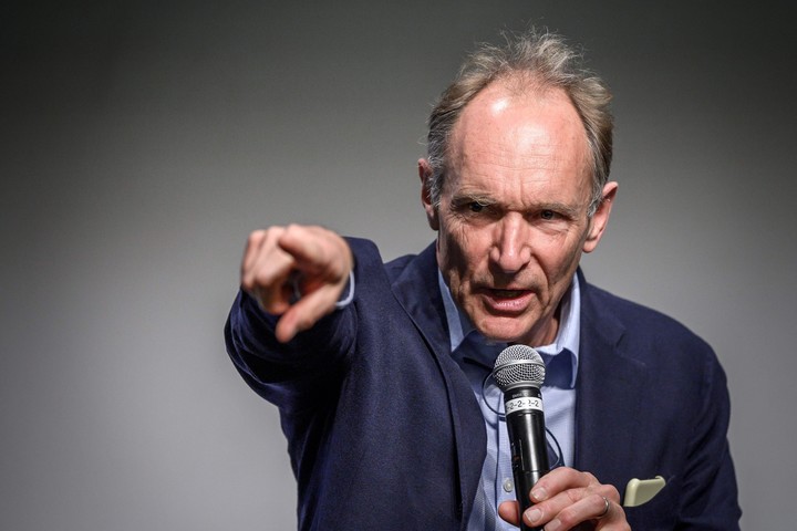 Prestiagiado en todo el mundo, Tim Berners-Lee, creador  del World Wide Web da charlas en las que defiende la popularidad de la web para todos. Sin restricciones. (Photo by Fabrice Coffrini / AFP). 