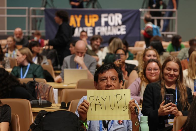 Una protesta per la finanza climatica a Cop29