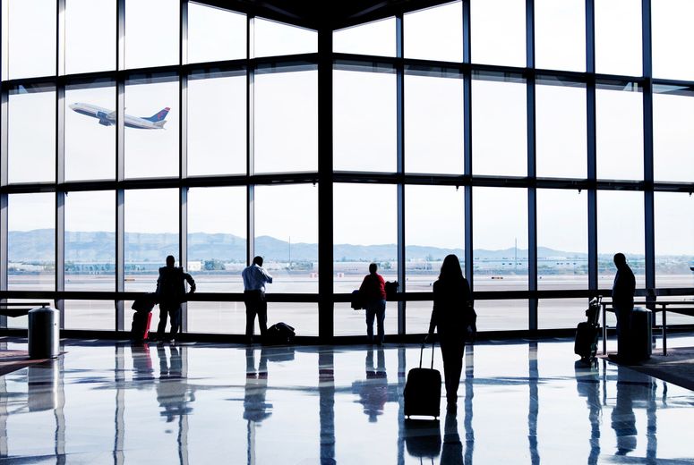 Personas en un aeropuerto