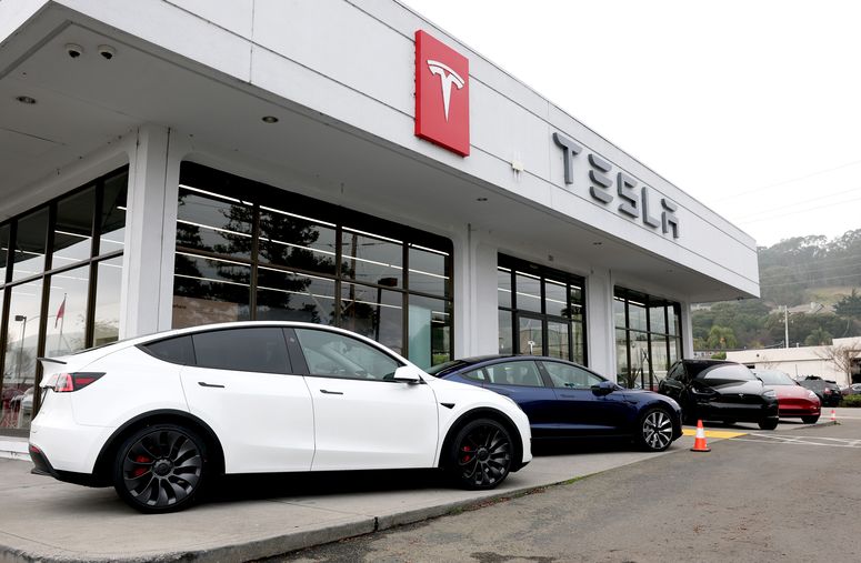 CORTE MADERA, CALIFORNIA - 20 DE DICIEMBRE: Los modelos Y y 3 de Tesla se exhiben en un concesionario de Tesla el 20 de diciembre de 2024 en Corte Madera, California. El fabricante de automóviles eléctricos Tesla está retirando del mercado 700,000 vehículos debido a un sistema de advertencia de presión de neumáticos que podría no advertir a los conductores sobre la baja presión de los neumáticos. Se están retirando del mercado los Cybertrucks 2024, el Model 3 2017-2025 y el Model Y 2020-2025.