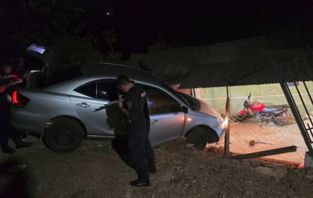 Pescaron a unos fulanos forzando una persiana y comenzó un intercambio de plomazos