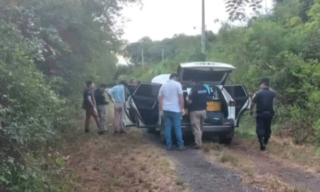 Una camioneta llamó la atención de los que pasaban: adentro se encontraron con algo macabro