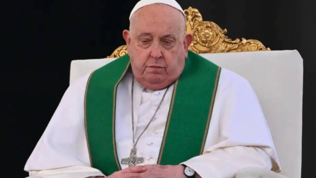 Quienes dicen que el papa renunció, “especulan” he’i desde el Vaticano; otros aseguran que mejora, pero…