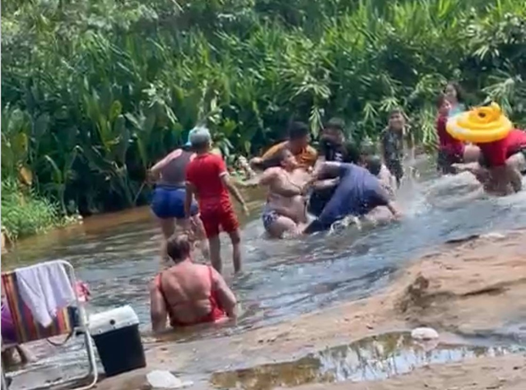 ¡Escándalo! Mujeres se agarraron a los golpes en un arroyo: al toque filmaron todo