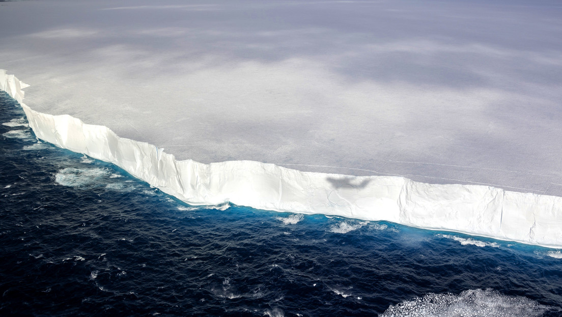 El iceberg más grande del mundo se encalla tras años a la deriva desde la Antártida