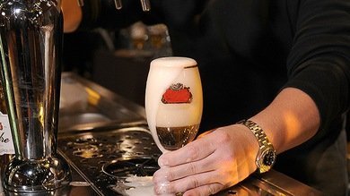 ¿Por qué el café es más propenso a derramarse que la cerveza?