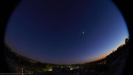 Captan un impresionante "desfile planetario" (y cinco planetas se ven a simple vista)