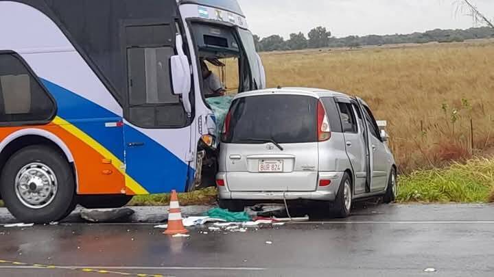 Accidente fatal en Ñeembucú: un bus se llevó por delante a un auto y murieron dos personas