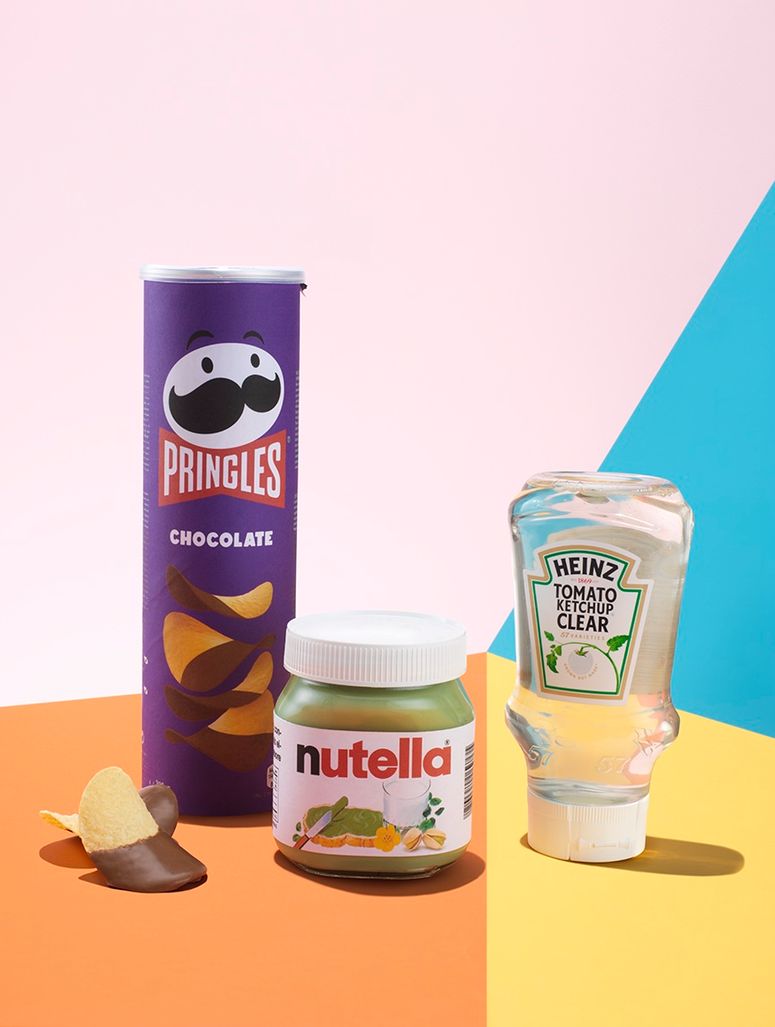 Imagen de tres productos virales falsos: Pringles bañadas en chocolate, Nutella de pistacho y ketchup transparente