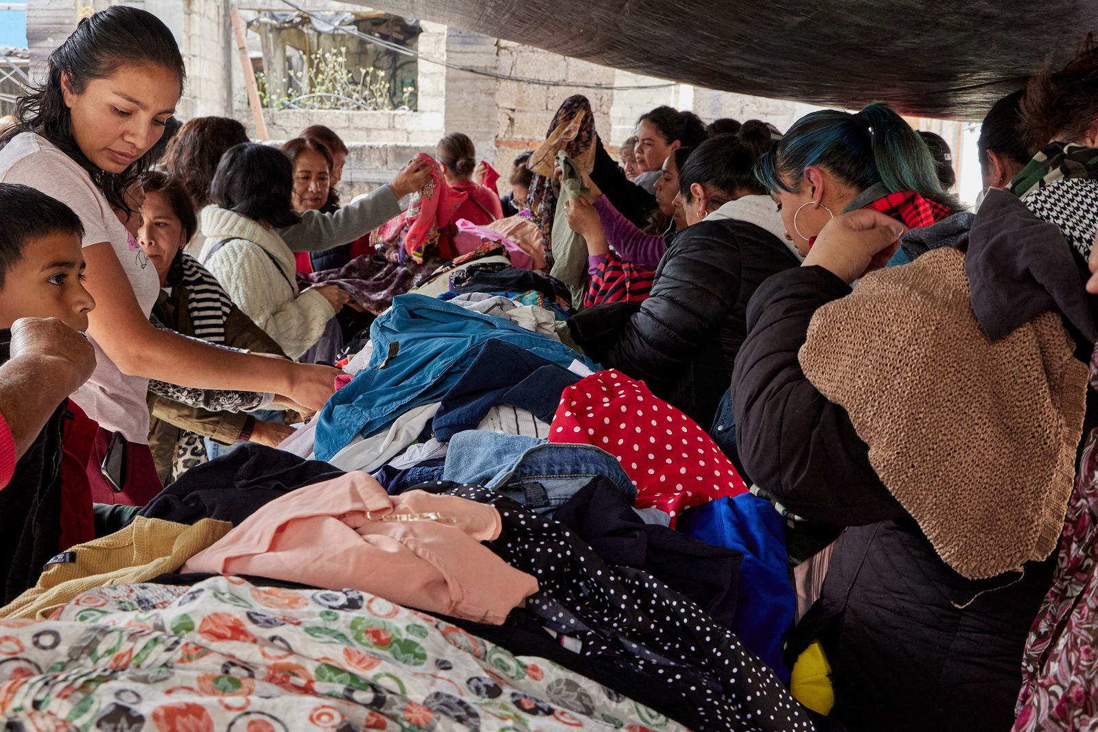 mujeres eligiendo ropa