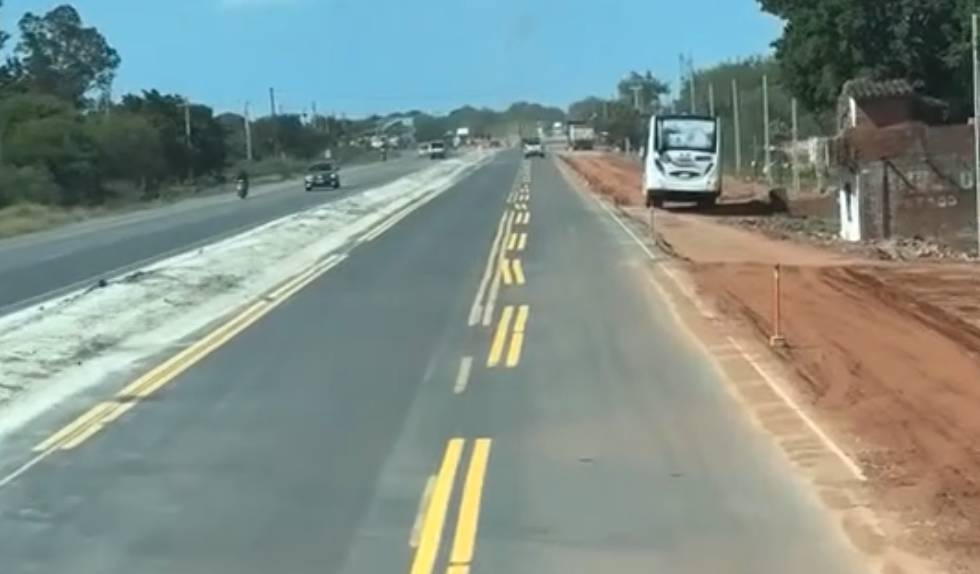 [VIDEO] ¿Mucho viento? Se hizo viral la manera en la que pintaron la ruta que va a Falcón