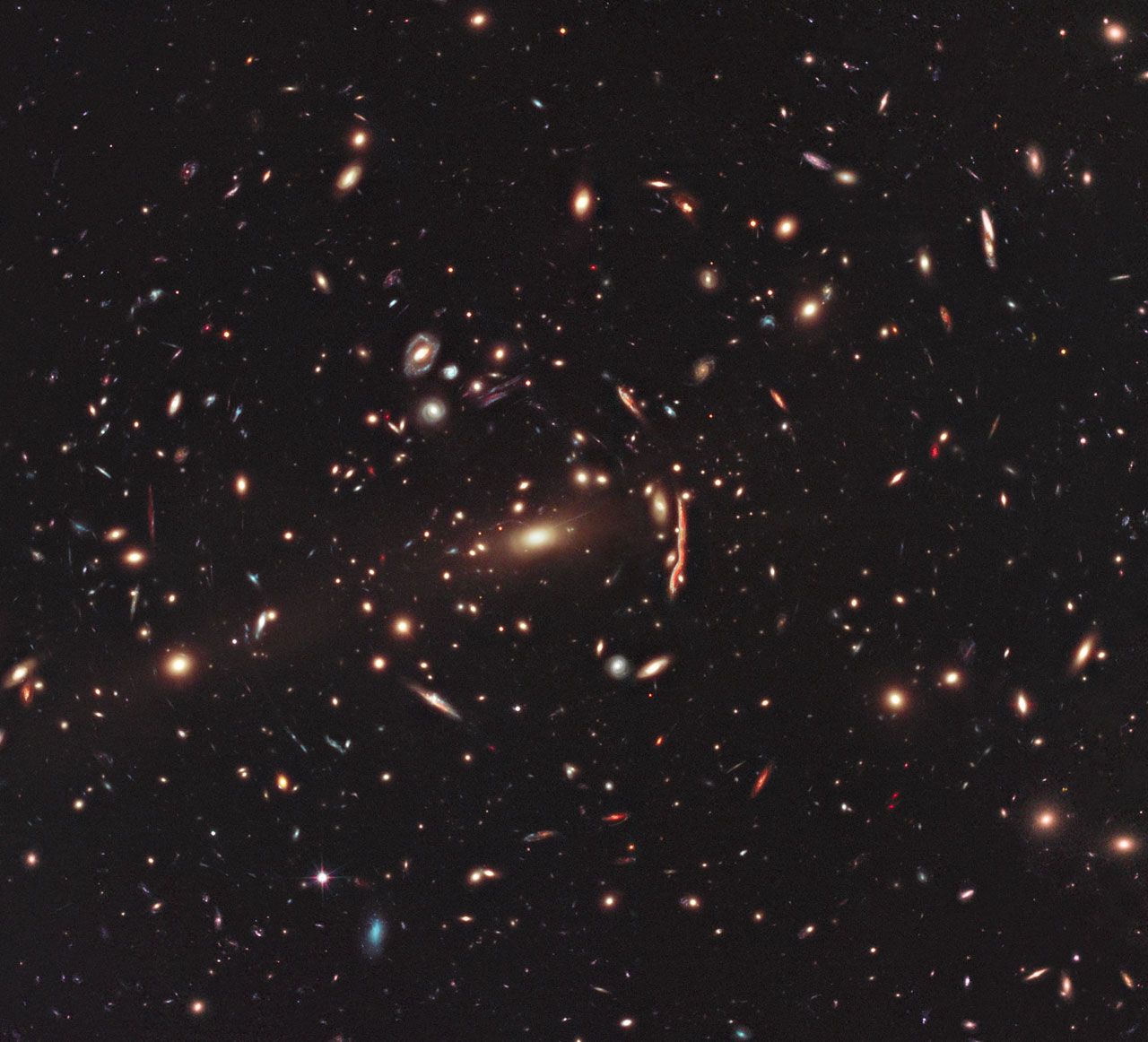 Imagen de la Galaxia Cluster MACS J1206 tomada por el Telescopio Hubble.